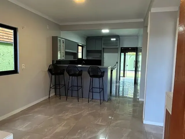 Imagem 2: Aluguel Anual Casa Semi Mobiliada com 2 Dormitórios a 350M da Praia do Campeche
