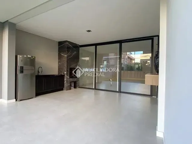 Imagem 8: Imóvel para Aluguel Tem 300 Metros Quadrados com 4 Quartos em Campeche - Florianópolis