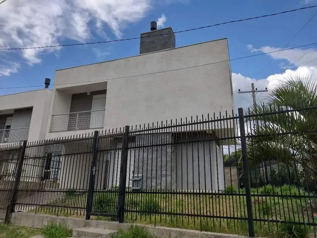 Imagem: A casa possui 3 Dormitórios, 1 Suíte, 2 Banheiros, 1 Vaga