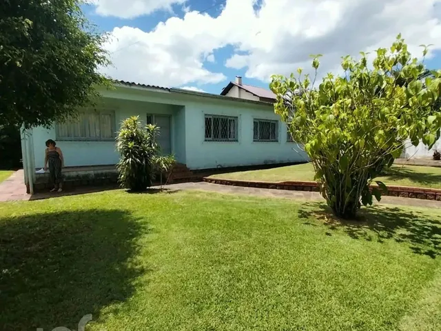 Imagem: A casa possui 4 Dormitórios, 2 Banheiros, 4 Vagas na