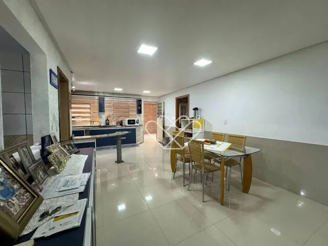 Imagem 2: Casa Espaciosa e Aconchegante: 3 Dormitórios, Área Gourmet e Localização Privilegiada!
