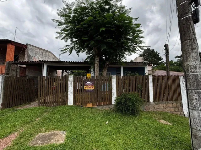 Imagem: A casa possui 3 Dormitórios, 2 Banheiros, 1 Vaga na