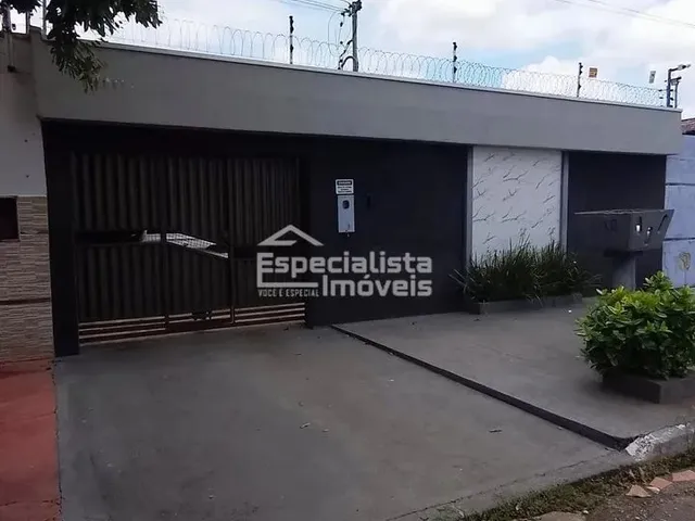 Imagem: A casa possui 3 Dormitórios, 3 Banheiros, 2 Vagas na