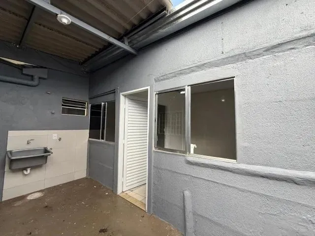 Imagem: Casa de Fundos com Garagem - 03 Cômodos