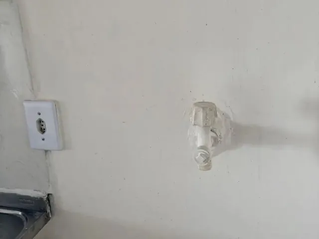 Imagem 11: Alugo, Aluga-Se, Alugando, Alugamos Kitnet de 1 Quarto, na Qno 3, Conjunto A