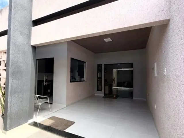 Imagem: A casa possui 3 Dormitórios, 1 Suíte, 2 Banheiros, 2