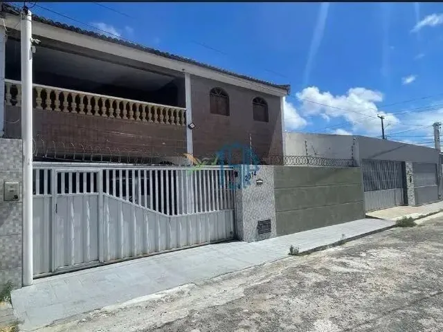 Imagem 1: Casa Padrão / Casa em Rua Pública em Natal / Casa com 2 Pavimentos / Casa no Bairro