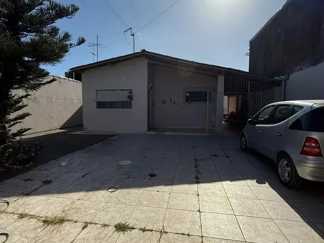 Imagem: A casa possui 3 Dormitórios, 2 Banheiros, 4 Vagas na