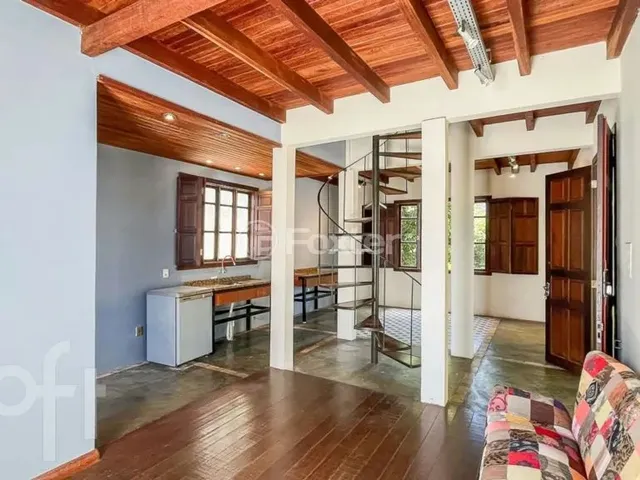 Imagem: A casa possui 3 Dormitórios, 3 Suítes, 1 Banheiro, 2
