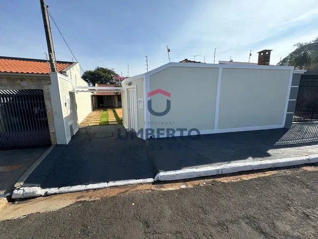 Imagem: A casa possui 2 Dormitórios, 1 Banheiro, 2 Vagas na