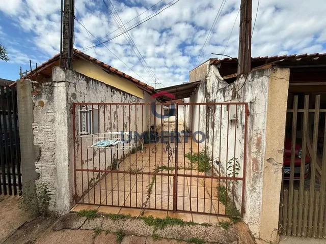 Imagem: A casa possui 1 Dormitório, 1 Banheiro, 1 Vaga na garagem,
