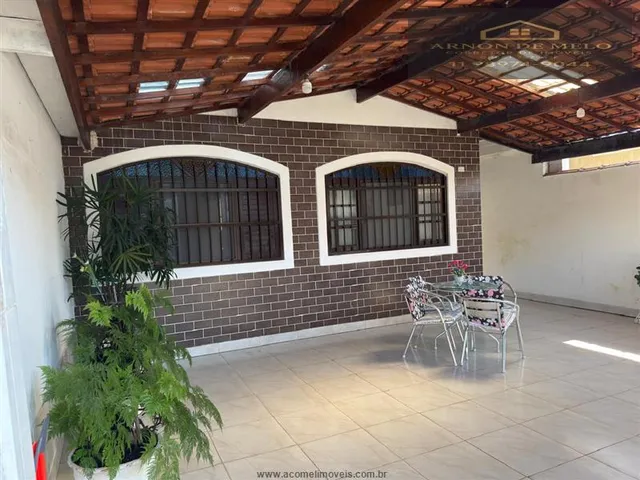 Imagem: A casa possui 2 Dormitórios, 1 Suíte, 2 Banheiros, 3