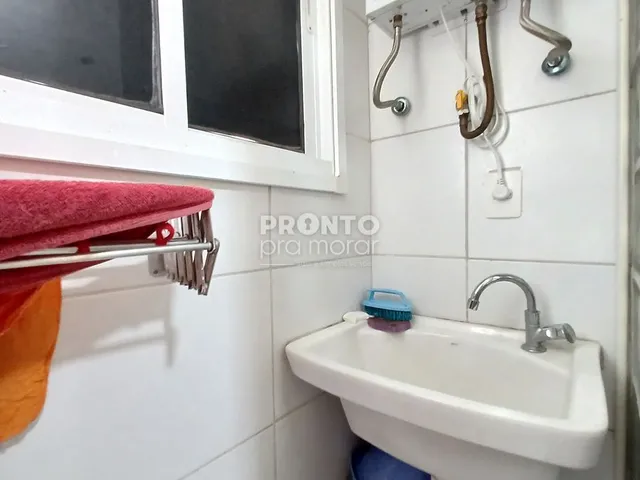 Imagem: O apartamento possui 2 Dormitórios, 1 Suíte, 1 Banheiro,