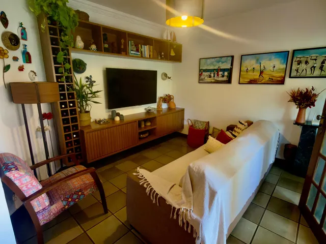 Imagem: A casa possui 4 Dormitórios, 1 Suíte, 2 Banheiros, 1 Vaga
