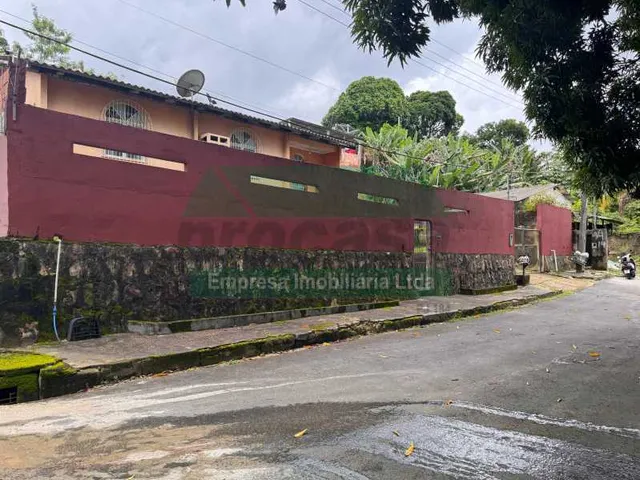 Imagem: A casa possui 3 Dormitórios, 1 Suíte, 1 Banheiro, 4 Vagas