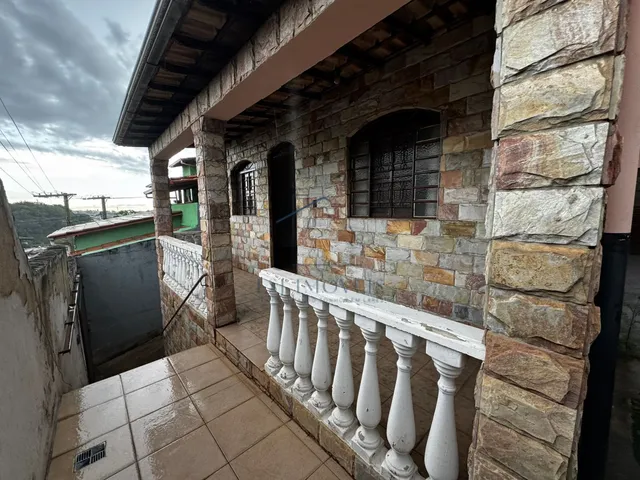 Imagem: A casa possui 3 Dormitórios, 1 Banheiro, 2 Vagas na