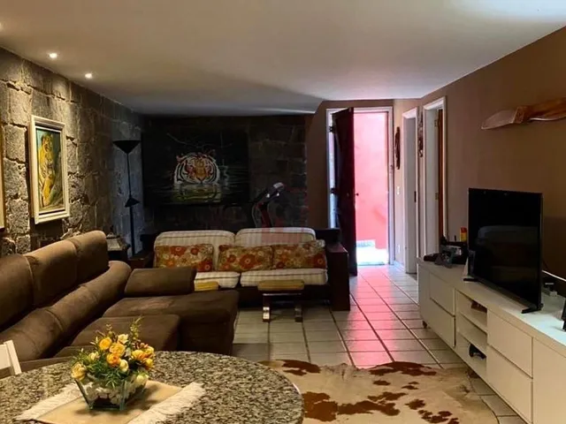 Imagem: A casa possui 4 Dormitórios, 1 Suíte, 4 Banheiros, 3