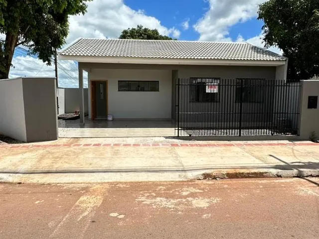 Imagem: A casa possui 3 Dormitórios, 1 Banheiro, 2 Vagas na