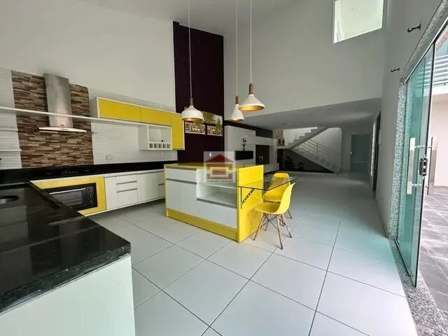 Imagem: A casa possui 3 Dormitórios, 1 Suíte, 2 Banheiros, 2 Vagas