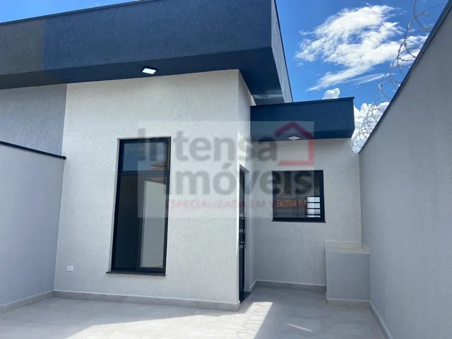 Imagem: A casa possui 2 Dormitórios, 1 Suíte, 1 Banheiro, 2 Vagas