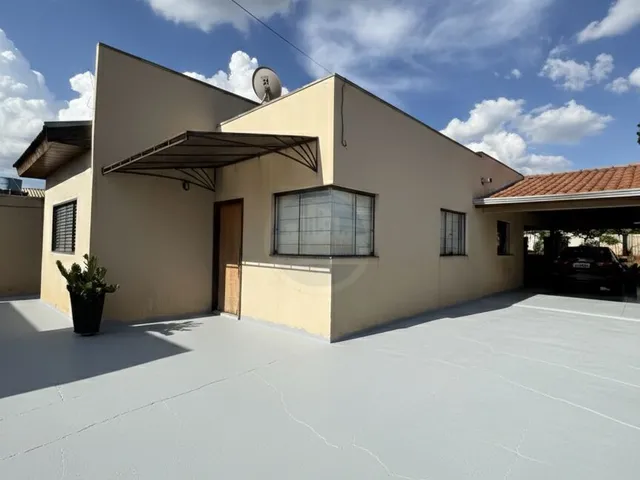 Imagem: A casa possui 3 Dormitórios, 1 Suíte, 2 Banheiros, 4