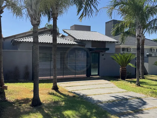 Imagem: A casa possui 3 Dormitórios, 2 Suítes, 5 Banheiros, 2
