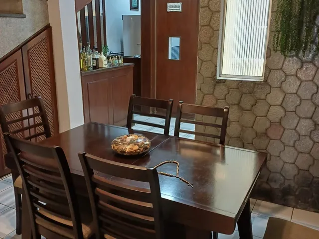 Imagem: A casa possui 6 Dormitórios, 2 Banheiros, 2 Vagas na