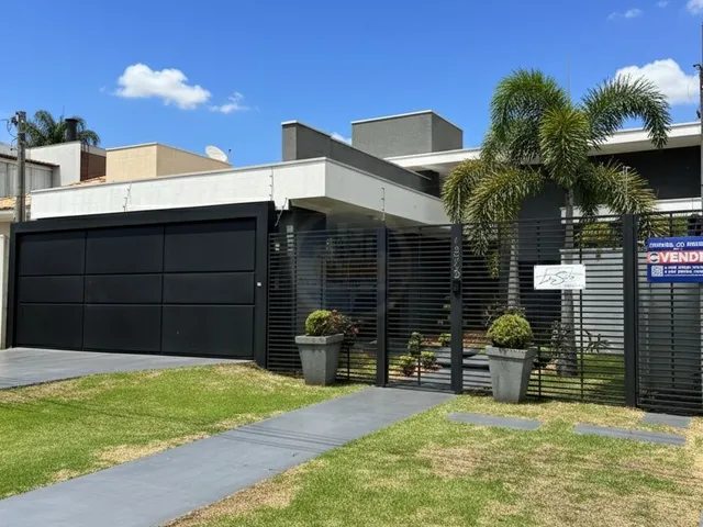 Imagem: A casa possui 4 Dormitórios, 1 Suíte, 3 Banheiros, 3