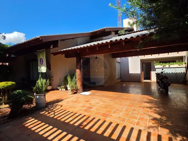 Imagem: A casa possui 4 Dormitórios, 2 Suítes, 4 Banheiros, 2