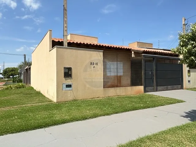 Imagem: A casa possui 3 Dormitórios, 1 Suíte, 2 Banheiros, 2