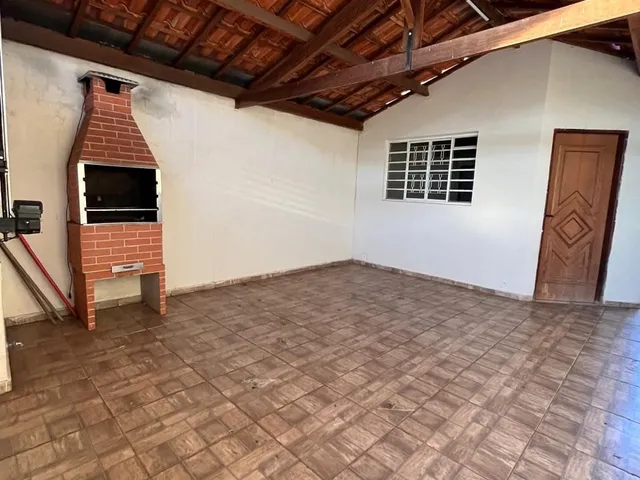 Imagem: A casa possui 2 Dormitórios, 1 Banheiro, 1 Vaga na garagem