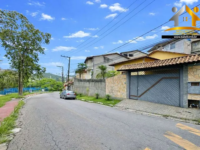Imagem: A casa possui 3 Dormitórios, 1 Suíte, 2 Banheiros, 4