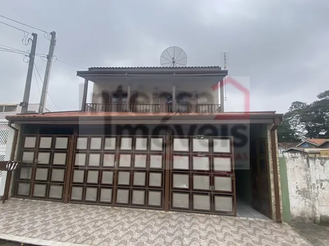 Imagem: A casa possui 4 Dormitórios, 1 Suíte, 3 Banheiros, 2