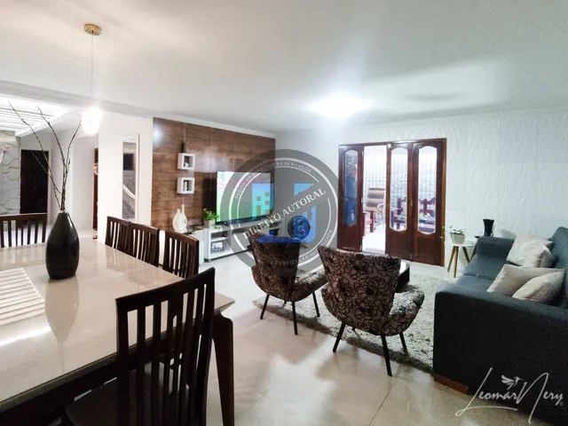 Imagem: A casa possui 3 Dormitórios, 1 Suíte, 1 Banheiro, 5 Vagas