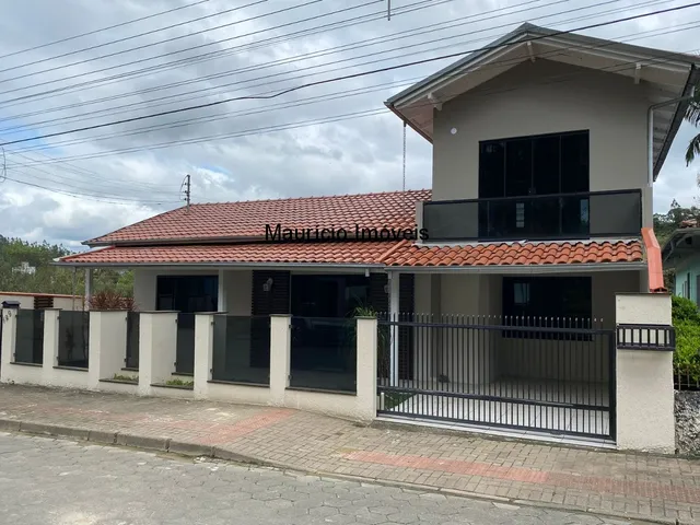 Imagem: Linda casa com piscina na Rua Martin Kantag