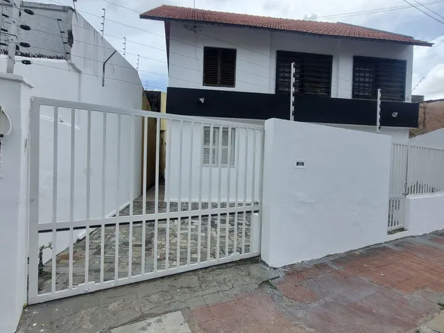 Imagem: A loja possui 4 Banheiros, 2 Vagas na garagem, 172m² de
