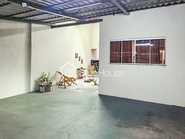 Imagem: A casa possui 2 Dormitórios, 1 Suíte, 2 Banheiros, 2