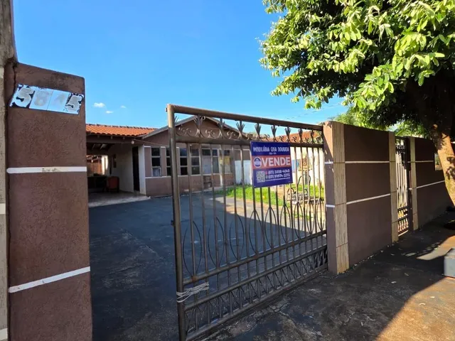Imagem: A casa possui 3 Dormitórios, 2 Banheiros, 2 Vagas na
