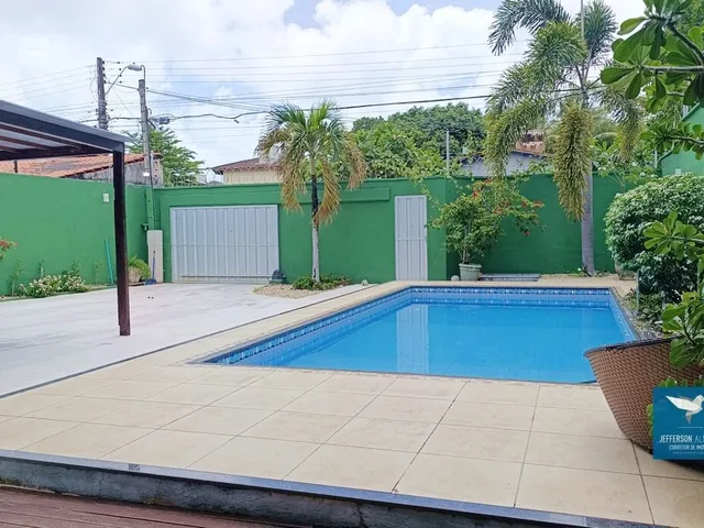 Imagem 2: Casa Duplex com Móveis Projetados, Piscina, Deck e Energia Solar em Rua Pública no