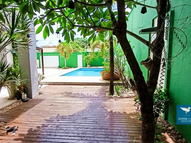 Imagem 8: Casa Duplex com Móveis Projetados, Piscina, Deck e Energia Solar em Rua Pública no