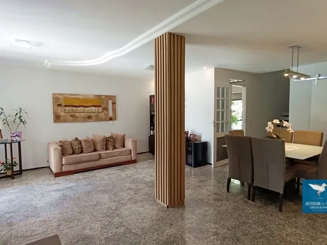Imagem 7: Casa Duplex com Móveis Projetados, Piscina, Deck e Energia Solar em Rua Pública no