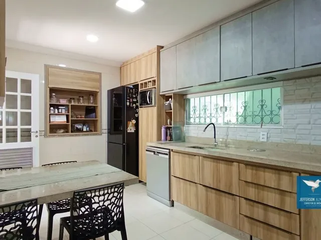 Imagem 6: Casa Duplex com Móveis Projetados, Piscina, Deck e Energia Solar em Rua Pública no