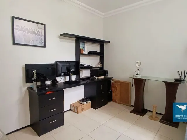 Imagem 5: Casa Duplex com Móveis Projetados, Piscina, Deck e Energia Solar em Rua Pública no
