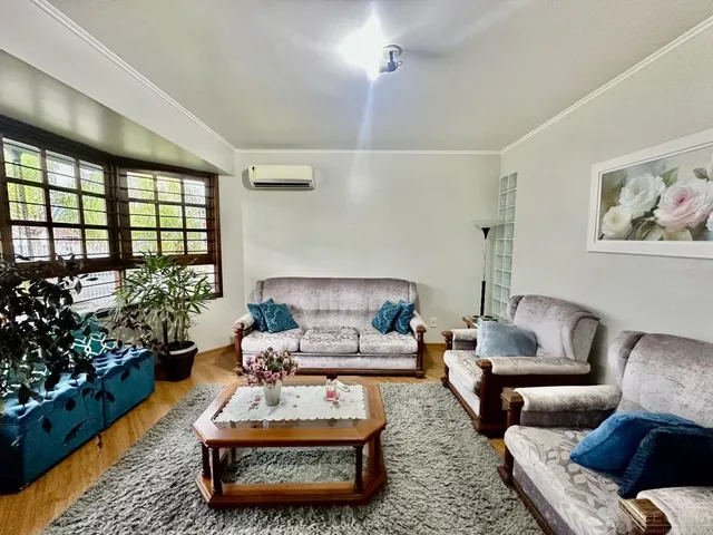 Imagem 3: Raridade: Casa praticamente plana, ideal para quem precisa de muitos dormitórios e