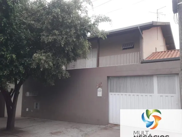 Imagem: A casa possui 6 Dormitórios, 1 Suíte, 3 Banheiros, 4
