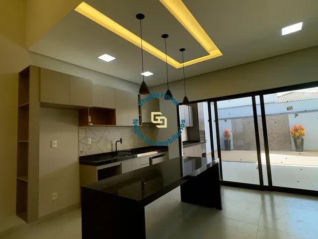 Imagem: A casa possui 3 Dormitórios, 1 Suíte, 2 Banheiros, 4