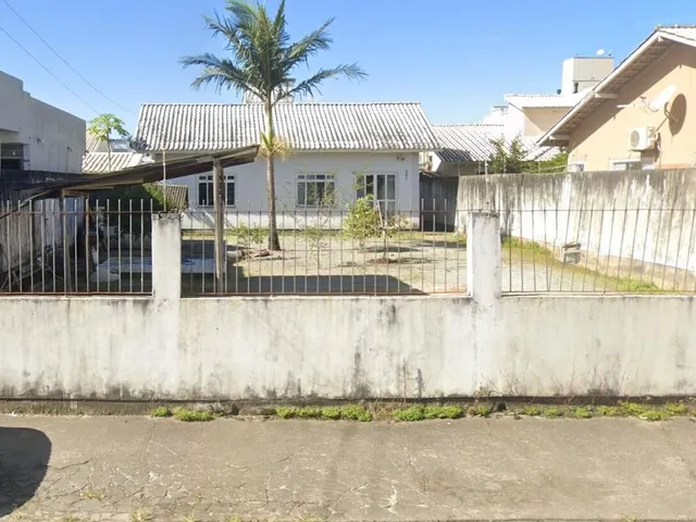 Imagem: Excelente Casa com Amplo Terreno no Aririú