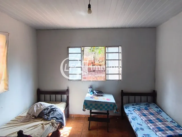 Imagem 2: Casa à venda na cidade de cidade] no bairro bairro] com 4 quartos, 1 sala, 2 banheiros