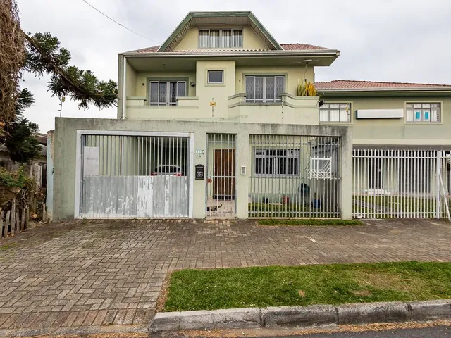 Imagem: A casa possui 4 Dormitórios, 1 Suíte, 3 Banheiros, 4