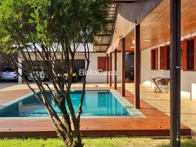 Imagem 3: Casa à venda composta de 4 quartos, sendo 1 suíte e 3 vagas de garagem, com piscina e